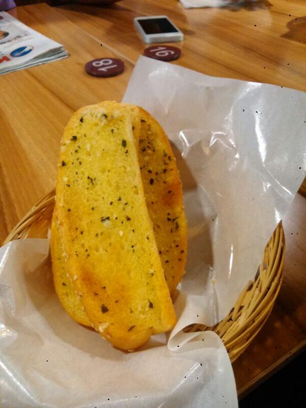 ayurini's tweet photo. Free garlic bread from @AstonsIndonesia #AstonSpecialities lets eat! http://t.co/DSKrEr62W5