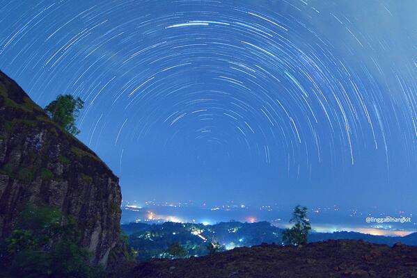 infojogja's tweet photo. #fotojogja | @linggabinangkit: startrail di atas #Jogja dari puncak pos 1 bukit Nglanggeran #jogja http://t.co/ZWBWQbZ7sU