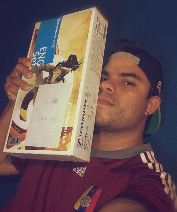 fotozaky's tweet photo. Brand NEW!  At #VENEZUELA #WhatsYourMOMENTUM @SennheiserUSA http://t.co/Wx09JT2njZ