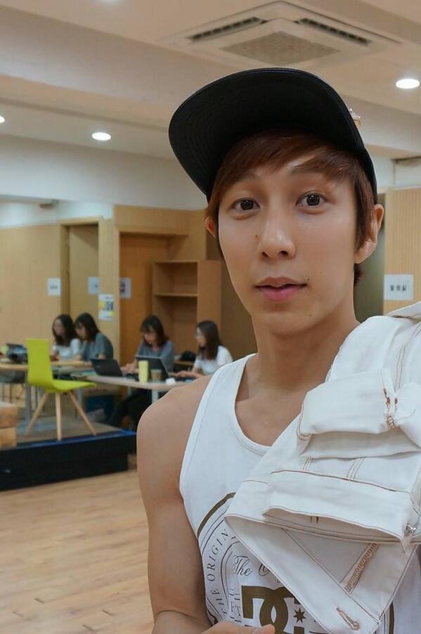 Mnet_Dancing9's tweet photo. [#댄싱9 시즌1 앵콜 갈라쇼! D-2] 셀카와 함께 여유를 즐기는 시즌1멤버들의 연습실 현장! 앵콜 갈라쇼의 포토타임도 기대 많이 해주세요 :)
댄싱9 시즌2: 6/13일(금) 밤11시 http://t.co/FcmptN81dW