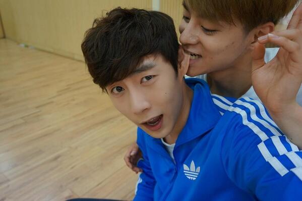 Mnet_Dancing9's tweet photo. [#댄싱9 시즌1 앵콜 갈라쇼! D-2] 셀카와 함께 여유를 즐기는 시즌1멤버들의 연습실 현장! 앵콜 갈라쇼의 포토타임도 기대 많이 해주세요 :)
댄싱9 시즌2: 6/13일(금) 밤11시 http://t.co/FcmptN81dW