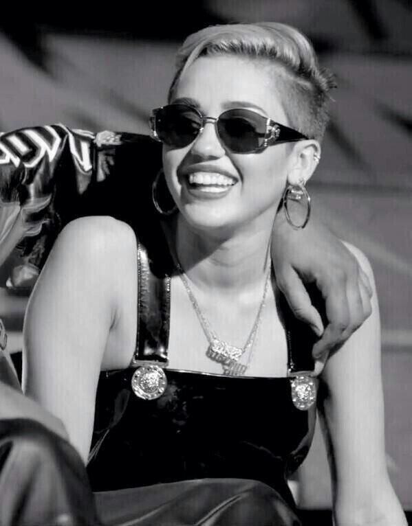 1Dappreciations's tweet photo. #MileyForMMVA. Baby http://t.co/r6VSbepY2J