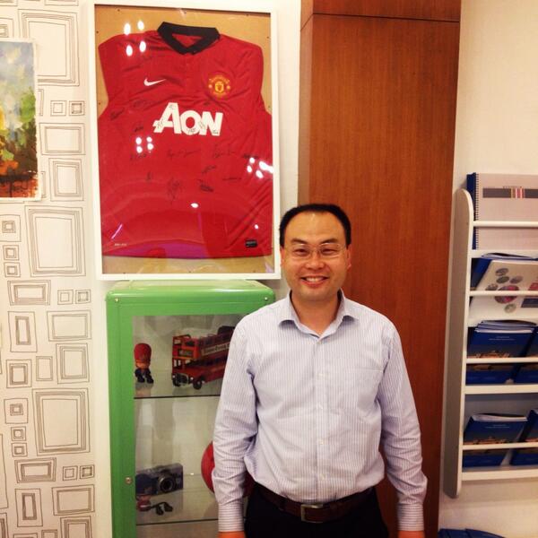 BF_Group's tweet image. Arnold admires the new decorations in the International Office @ManUtd in China