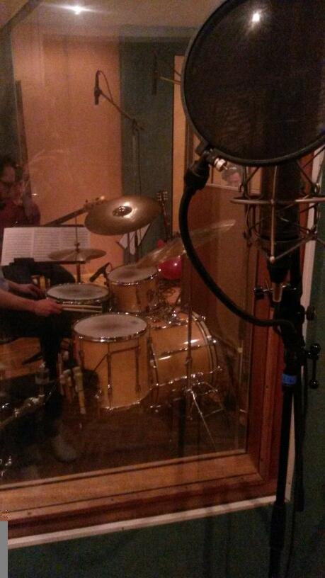 lizzyossevoort's tweet photo. Studiotime! #goodlife #lovemusic http://t.co/yCCP2UtFA9