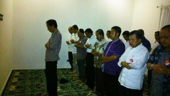 Pak_JK's tweet photo. Alhamdulillah td saat Shalat Magrib Pak Jokowi kembali jd Imam. Semoga Allah meridhoi langkah kita #JokowiJK http://t.co/HzBSSaIEUC