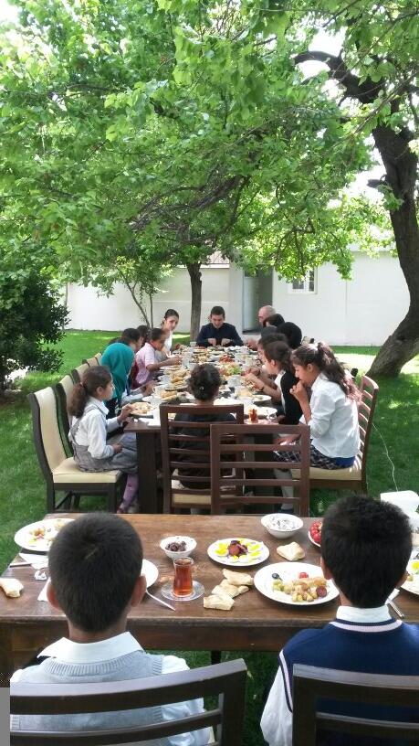 Sayın Kaymakamımız Mehmet MARAŞLI ve eşleri Arzu Güleryüz MARAŞLI başarılı öğrencilerle kahvaltıda bir araya geldiler