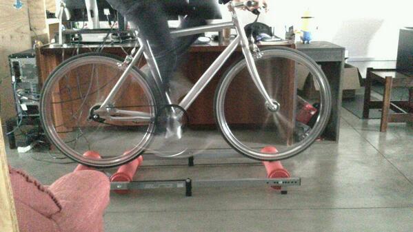 Lung_Animation's tweet photo. @cloudlung doing some office fitness :) http://t.co/h9M6eG545b