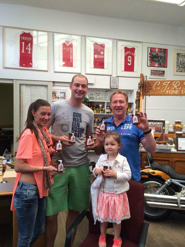 Het etiketteer team van Vol Gas Sambal ! Vol Gas is te koop bij de Kaasboer van Frans, ( leuk raadseltje hahah )