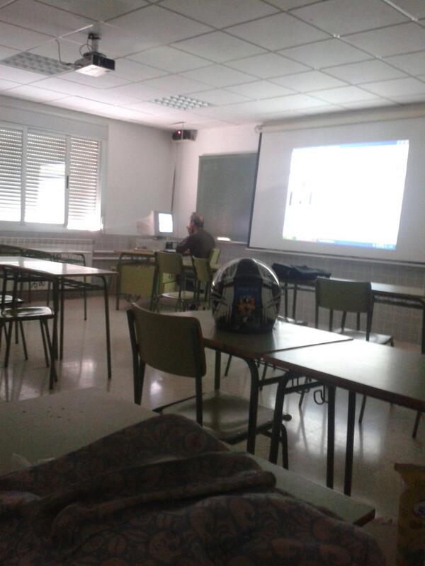 sandramb2's tweet photo. anar a clase pa voremos les cares perque atra cosa ... jajaja @soler_neus  @albertitoferrer #alejandroo http://t.co/jP07cym9VW