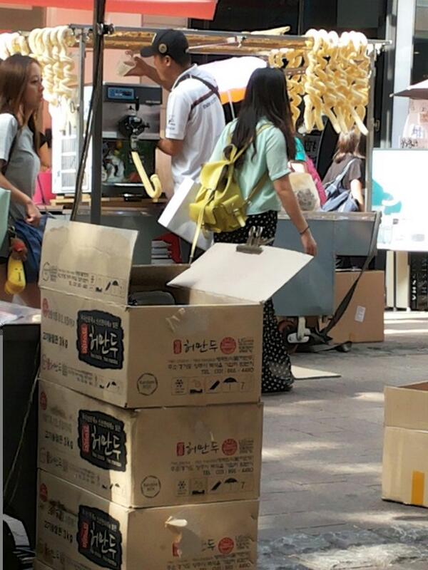 titiesulaeman's tweet photo. #YOGATablet#NGulik korea jajan kaki 5 d myeongdong @Lenovo_ID  @herworldIND  @GHIndonesia http://t.co/TyTMuFy1gv