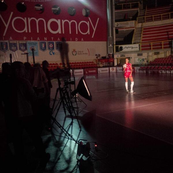 ciskyna7's tweet photo. Servizio fotografico in notturna #buioinsala #flash @unendoyamamay @gazzetta_it http://t.co/rUxiiY460s
