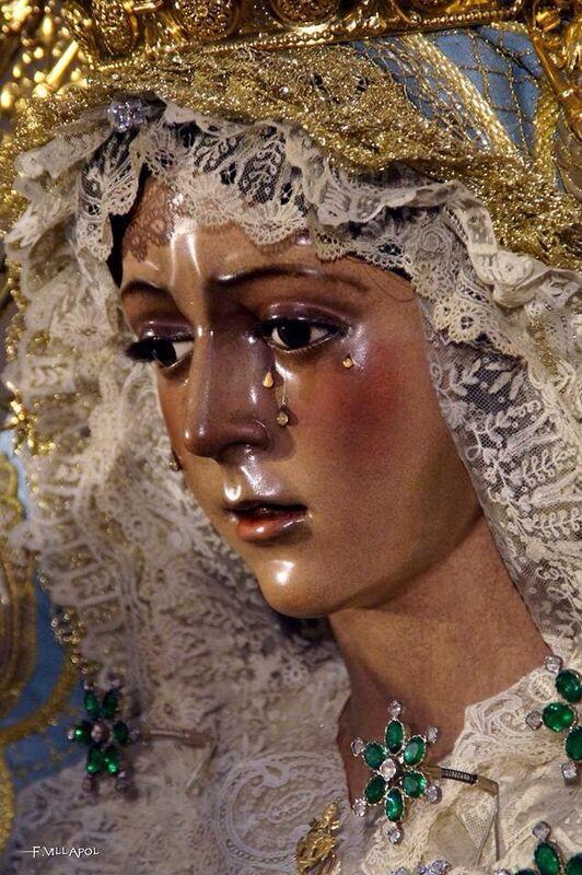 La Virgen de la Esperanza bajo del cielo a Sevilla para hacerse Macarena...