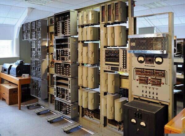 RiverSoftPlate's tweet photo. <La Bruja>, la computadora en funcionamiento más antigua del mundo construida en 1949. Inglaterra. http://t.co/DJusQcSvEh