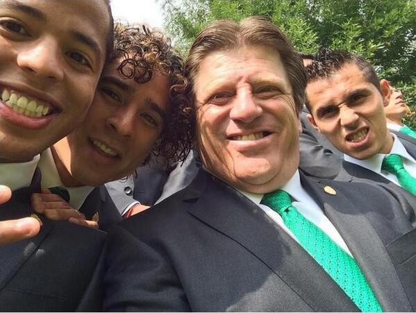Milenio's tweet photo. FOTO: El Tri listo para ser abanderado por @EPN http://t.co/qtYIdLALb2 (vía @laaficion) http://t.co/DKBdJC8Kt8