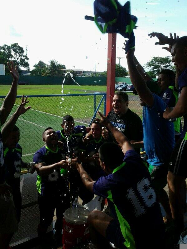 vaqueros_09's tweet photo. Asi celebra @decepticons09  el pase a la gran final de la @LIFAV09 @harryqpoker @solucionespubll @EndZoneTvPty http://t.co/iNtetww6Rt