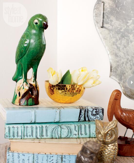 This homeowner #decorates with birds. What whimsical #decor do YOU use? stylat.hm/14ltOX6 Photo: Janis Nicolay