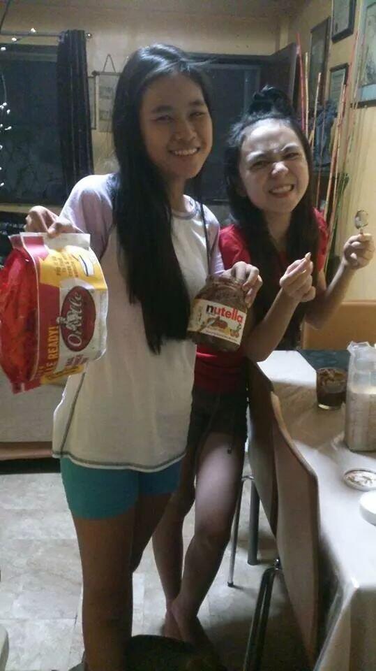 KrungyKei's tweet photo. Foodtrip Last night!!! [Wag nyo tingnan mukha ko! haha!] <3 <3 <3 @manzano_bea #NutelLove <3 #popcorntime http://t.co/h0r7zp8qBd