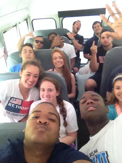 G1MME_moore's tweet photo. Six Flags Bus 3 🎢🎡🚩🚩🚩🚩🚩🚩 http://t.co/hc3dPqkd1P