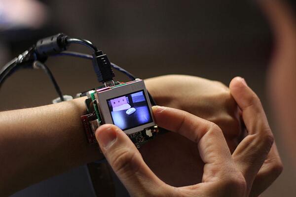 WIRED's tweet image. A hardware hacker just solved a big smartwatch problem: Your fat fingers wrd.cm/TPYGkY