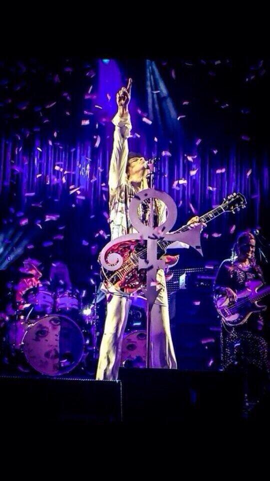 Stefanvangoolen's tweet photo. Vanavond treed Prince op in Antwerpen. Had er bijna weer heen gegaan:)In de golden ring. Er was me net iemand voor;( http://t.co/RmW18JzRAZ