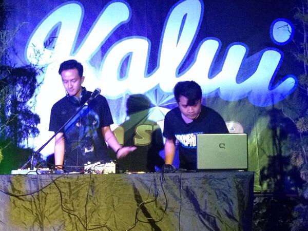 Temen temen Vascolabs dari Yogyakarta Chiptune bikin penonton makin rapet ke panggung nih. Hokyah!