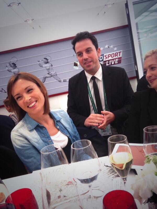 arnaudsimon's tweet image. @IsaIthurburu de @canalplus nous rend visite et se laisse bluffer par un tour de magie ! @rolandgarros_FR #VIP