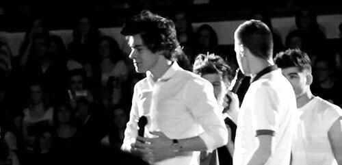 Claaraa33's tweet photo. Harry il montre à qui ses yeux ?? 
A moi ♡♡♡ Hihi ! http://t.co/yGOmogFsp2