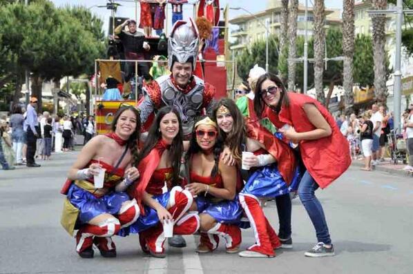 Gironanoticies's tweet photo. #PlatjadAro viurà aquest dissabte la 2a Rua de Carnaval de Primavera. http://t.co/dQKN63ogZh  31 maig @immagelabert http://t.co/LYwTKaQFOe