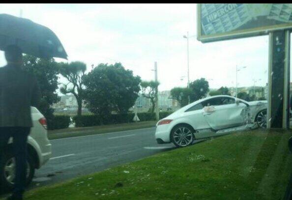 Javliste's tweet photo. Audi tt+ paseo maritimo de #Coruña = hostia criminal contra cartel de publicidad. #gañan.... http://t.co/0smiyM1PAX