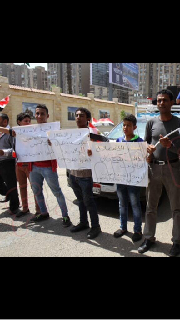 DagherMamdouh's tweet photo. وقفة احتجاجية للوافدين مطالبين بحقهم فى التصويت ،اكبر واحد فيهم لسة فى المدرسة @waelabbas http://t.co/yiioFKbIJA