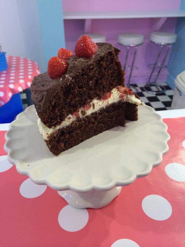 MoomoosLouth's tweet photo. Despite the terrible weather, we've had a great day! A lot of customers having hot drinks inside with a slice of cake http://t.co/Lszy5MZ2X1