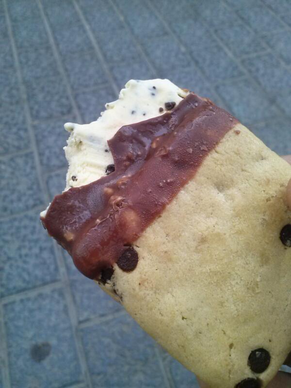 QuepaWeed's tweet photo. Un poco de #Mamba y un helado por el hambre que entra #Weed #MaxibonCoockie http://t.co/ADR6LkS6if