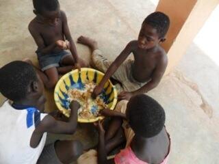 BigUpProject's tweet image. Merci à tous! Fatoumata nous a donner des nouvelles aujourd&apos;hui. Vos dons sont arrivés à l&apos;orphelinat ! #bigupproject