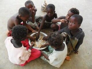 BigUpProject's tweet image. Merci à tous! Fatoumata nous a donner des nouvelles aujourd&apos;hui. Vos dons sont arrivés à l&apos;orphelinat ! #bigupproject