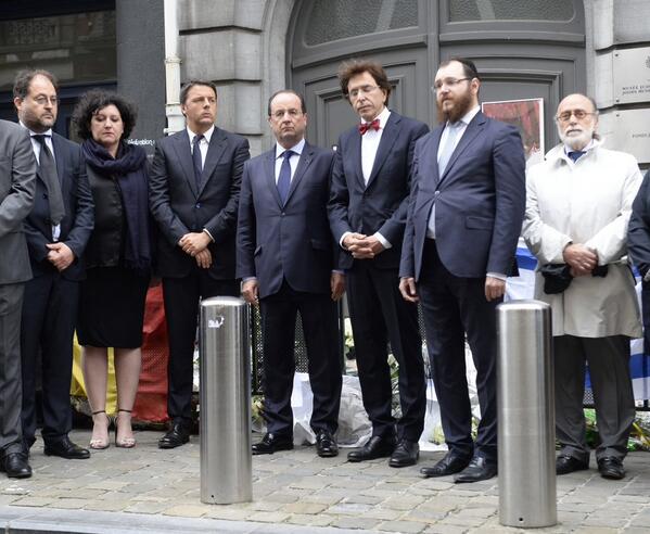 matteorenzi's tweet photo. A Bruxelles per il vertice europeo ho reso omaggio alle vittime della strage di sabato al Museo Ebraico #maipiù http://t.co/b1zALMAufX