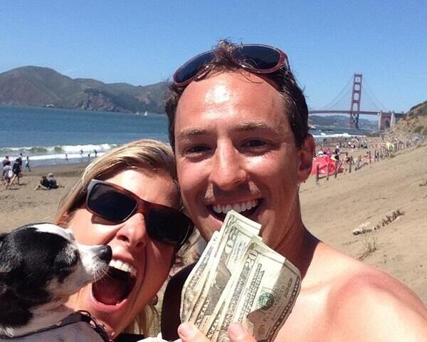 le_Parisien's tweet photo. Etats-Unis : un millionnaire cache des dollars dans les rues de San Francisco >>http://t.co/44HHN7RAJf http://t.co/QqaQFM3sgc