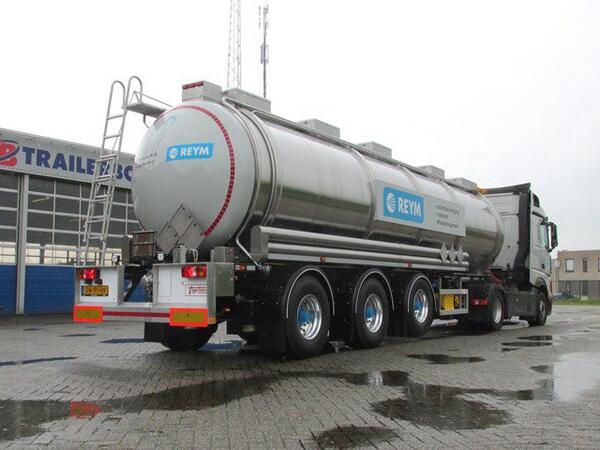 vbtrailerbouw's tweet photo. De eerste Vogelzang ADR tankoplegger is in gebruik genomen door Reym, vestiging Veendam. http://t.co/YPlslFAfnA