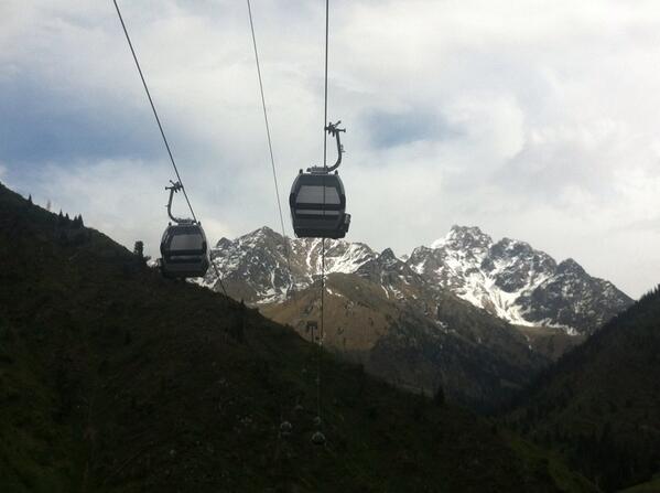DaveJBach's tweet photo. In #Almaty fährt man mit einer Gondelbahn von #Doppelmayer ins Skigebiet http://t.co/gL3ET9GKVO