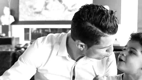 divinity_es's tweet photo. Estas fotos del Cristiano más tierno con su hijo tienen una explicación> http://t.co/brHzQXmFRF http://t.co/aTzsoFIkLa