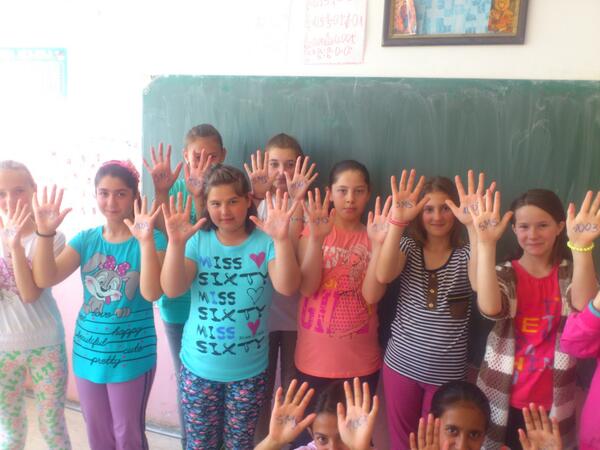 milicica88's tweet photo. Ovako mi to radimo #poplave2014 #PrayForSerbia #pomoć #FloodSerbia #pPoplaveSrbija #SMS1003 http://t.co/y0fMPu8d75