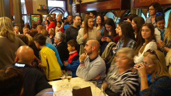 eltirontv's tweet photo. Así estaba la Cafetería Central de Torrelavega esta tarde viendo a Paz llevarse el bote. #Pasapalabra http://t.co/MR99KVxLAd vía @MarioVara
