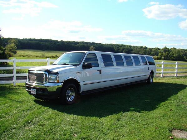 RandBLimo's tweet image. Looking for a safe ride for you and your friends? Call 866-211-LIMO to book the 18 passenger SUV for your next party!