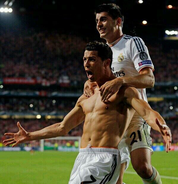 ReinoMadridista's tweet photo. Tomad culés, seguid criticándole mientras el sigue haciendo historia. http://t.co/e6DUfBx0GQ