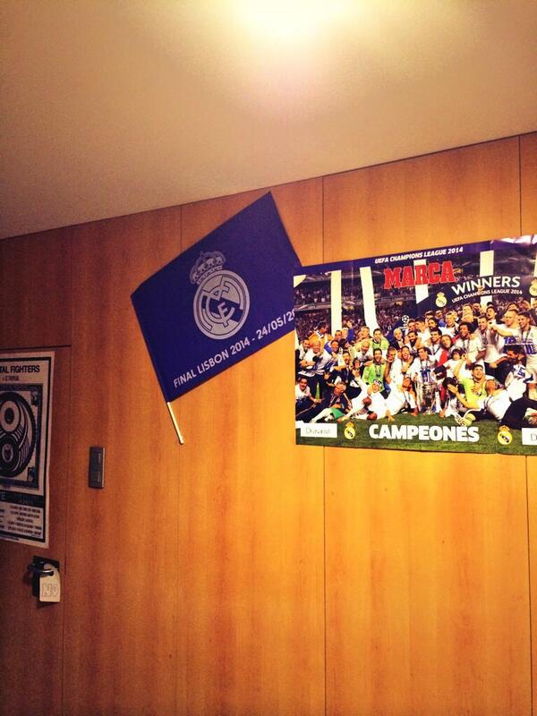 javierabad3's tweet photo. Mi rinconcito de la Décima! ⚽️⚽️⚽️. Gracias @Antoniosml333 http://t.co/jH12rEH0Qy