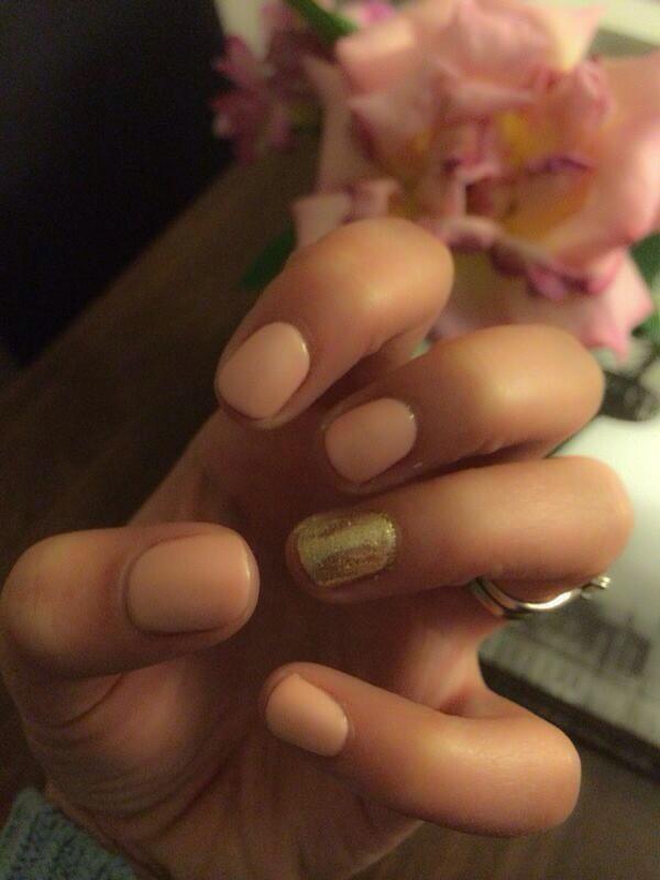 xXKirstyX's tweet photo. Gelish "forever beauty" and gold glitter on @FewtrellNatalie #gelish #BeckBromFL #sidcup #bexley only £20! 💗💅💗 http://t.co/mQvelaSzFE
