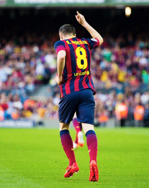MotivacionesF's tweet photo. "Héroe es aquel que lucha contra enfermedades, o emigra para dar de comer a sus hijos.Yo sólo soy un jugador"-Iniesta http://t.co/DJUgwA7ySO