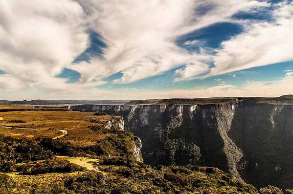 guia4rodas's tweet image. Vista de tirar o fôlego do Cânion Fortaleza, no Parque Nacional da Serra Geral (RS): 
abr.ai/1gmnINc