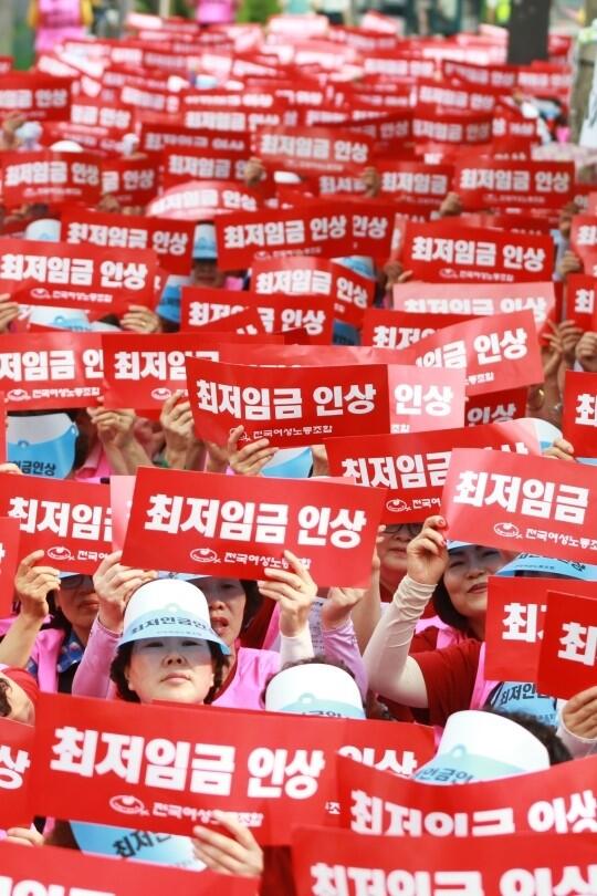 saramimeonjeoda's tweet image. 민주노총 내년도 최저임금 6700원은 돼야 womennews.co.kr/news/71947#.U4… 현행 최저임금 5210원 보다 28.6% 인상한 금액, 다음달 최저임금위 결정 앞두고 논의 '주목'