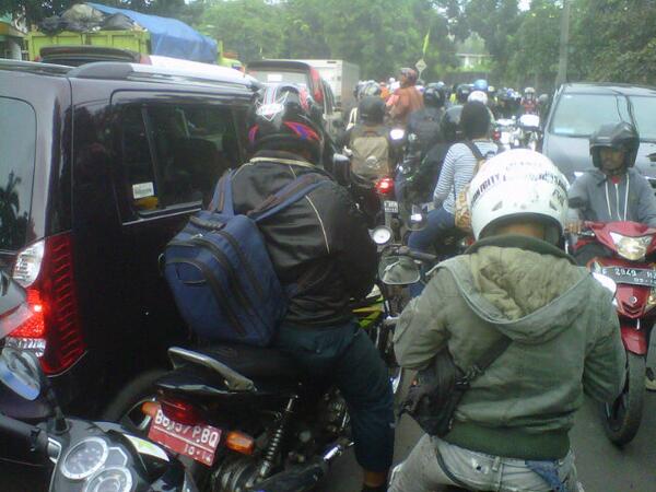 greiggVH's tweet photo. Bintaró macet total gara2 dapur coklat baru buka!! http://t.co/0N9O9GaJm2