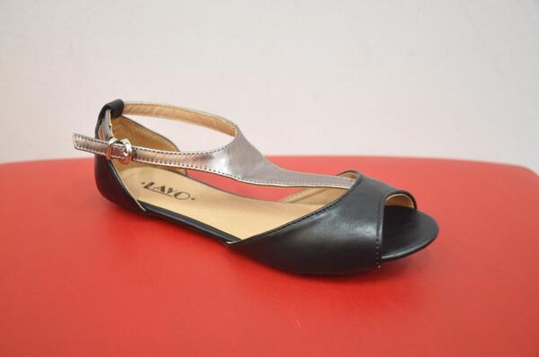 Lucirás siempre 'chic' con estos flats 'open toe' que le dan un toque diferente a la sandalia tradicional.